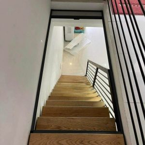 LẮP ĐẶT VÁCH NGĂN TỔ ONG NẮP CẦU THANG